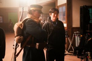 山崎賢人、アクション監督の和田三四郎＝映画『ゴールデンカムイ 網走監獄襲撃編』（公開中）メイキング写真 （C）野田サトル／集英社 （C）2026映画「ゴールデンカムイ」製作委員会