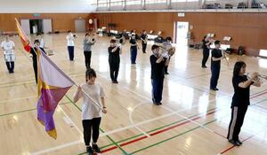 県警察学校でマーチングの練習をする音楽隊員=新潟市西区小新西2