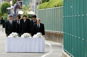 大阪府北部地震から8年、高槻市立寿栄小前で黙とうする浜田剛史市長(前列中央)ら=18日午前