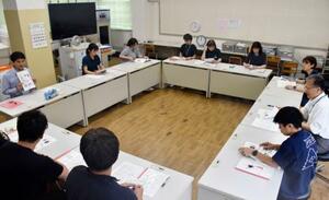神奈川県平塚市立土屋小の職員会議=5月、平塚市