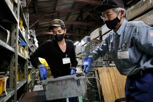 　「トビシマ製作所」で日本人と協力して働くベトナム人技能実習生（左）＝１０月、愛知県飛島村