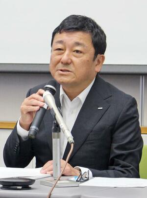 定例記者会見する柏崎刈羽原発の稲垣武之所長=28日、柏崎刈羽原発