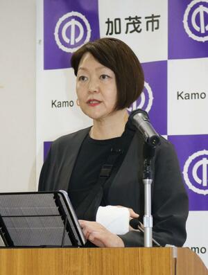 右手首を骨折し、ギプスを着けて会見に臨む藤田明美市長＝２１日、加茂市役所