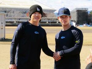 　合同練習を行っているヤクルトの内山（右）と長岡＝宮崎県西都市