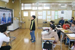 他校の発表への感想や質問を画面越しに伝える児童=佐渡市小木町