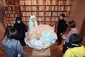さまざまなアート作品が学内に並んだ卒業・修了研究展=2月9日、長岡市千秋4