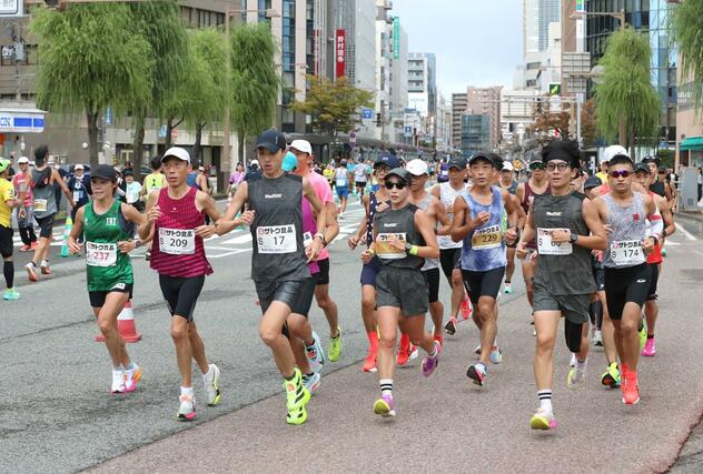 新潟市中心部を駆け抜ける新潟シティマラソンのランナーたち=12日、同市中央区