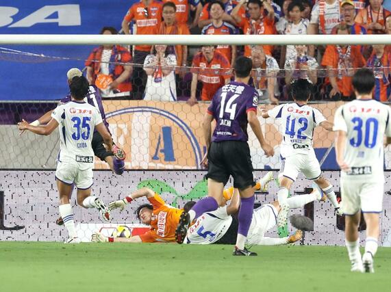 京都－新潟　前半、同点に追い付かれる新潟＝サンガＳ