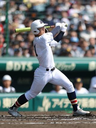 高知農－日本文理　２回日本文理１死一、三塁、染谷崇史の右犠飛で１－０＝２１日、阪神甲子園球場