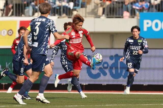 徳島－新潟　前半、ゴールを狙うＭＦ石山青空＝鳴門大塚