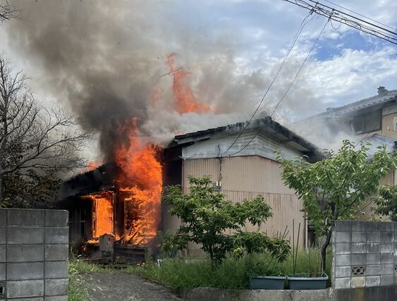 炎が上がる火災現場＝９日午後２時３０分頃、新潟市西区五十嵐中島２（読者提供）