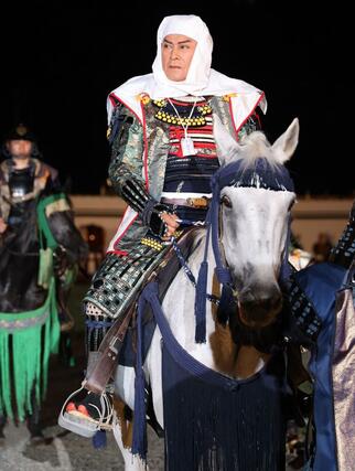 馬上で貫禄の表情を見せる上杉謙信役の松平健さん＝２３日、上越市の春日山城史跡広場
