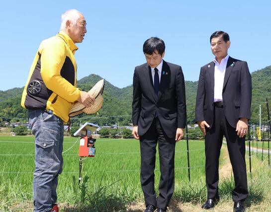 視察した三田市の米農家に頭を下げる上越市の中川幹太市長（中央）＝２９日、兵庫県三田市
