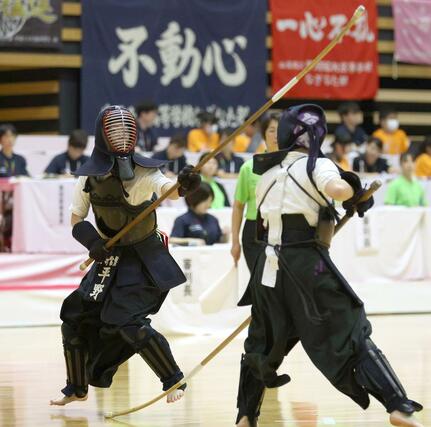 都立富士戦で攻め込む柏崎常盤の先鋒、平野心優（左）＝７月２７日、大分市