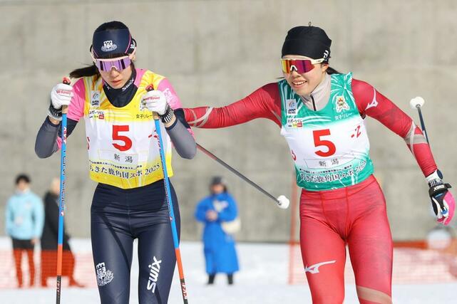 女子距離リレーで5位の新潟。2走の牧田鈴葉(右)が順位を上げて3走の宮下美幸にタッチ=秋田県