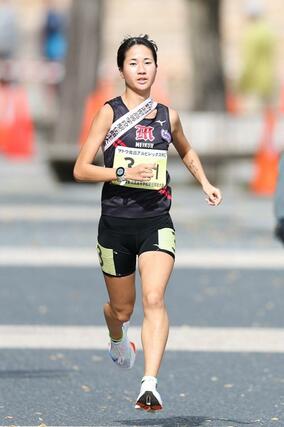 女子 1区で序盤から独走態勢をつくる新潟明訓の橋本和叶=新潟市中央区(写真映像部・大橋奎介)