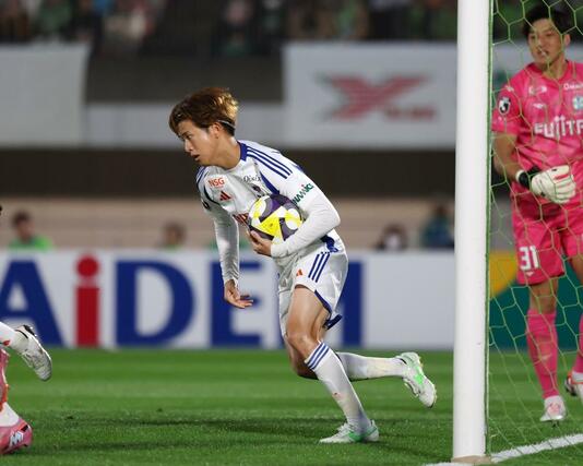 湘南－新潟　後半、ＭＦ長谷川元希がＰＫを決めて１－５。リスタートを急ぐ長谷川＝レモンガススタジアム平塚