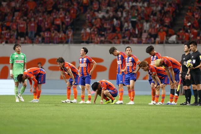 新潟-鹿島 1-2で試合を終え、うなだれる新潟の選手たち=ビッグスワン