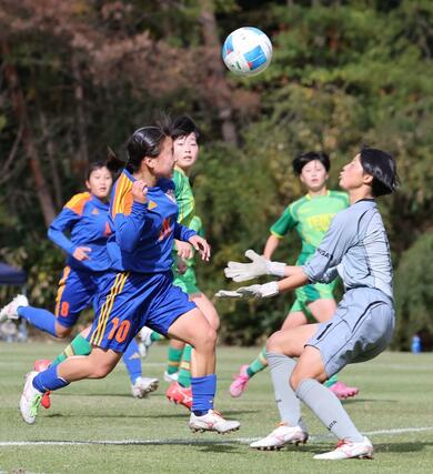 帝京長岡－開志学園ＪＳＣ　前半２７分、開志学園ＪＳＣのＭＦ高山杏々葉が頭で合わせて先制＝新発田市