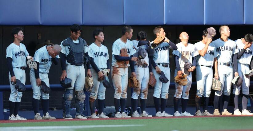 帝京長岡－新潟明訓　逆転負けを喫し、悔し涙に暮れる新潟明訓の選手たち＝エコスタ