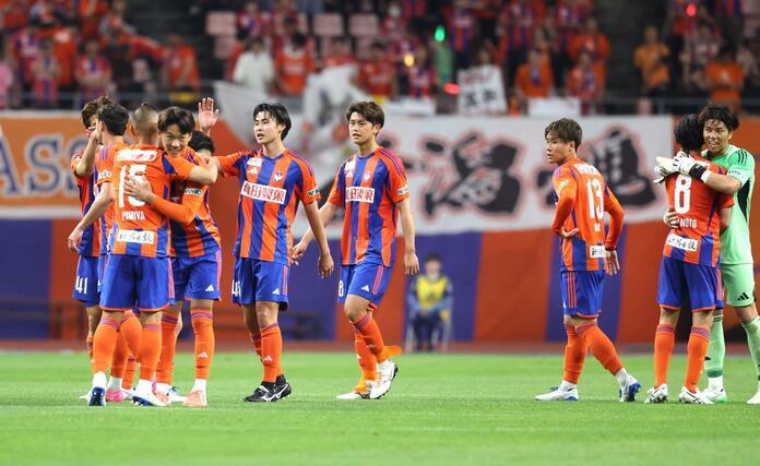 勝利し喜ぶ新潟イレブン=ビッグスワン