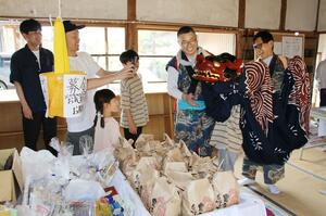 「ふーどばんく大徳」に寄付された食品と、寺社神楽保存会のメンバーら=阿賀野市寺社