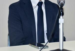判決後に記者会見する研谷友太さん=18日午後、愛知県一宮市