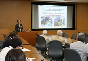 能登半島地震による液状化被害の調査結果を説明する新潟大の卜部厚志教授=4月15日、新潟市西区