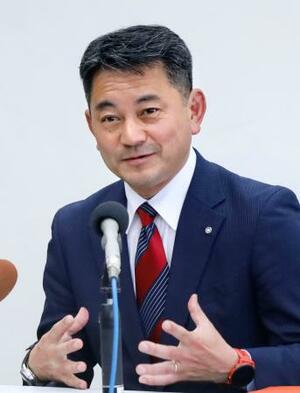 記者会見する佐賀県有田町の松尾佳昭町長=3日午後、有田町役場