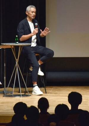 神戸市内の高校生らと語り合うイチローさん=6日午前、神戸市中央区