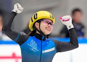 女子1000メートルで優勝し、喜ぶ長森遥南=東京辰巳アイスアリーナ