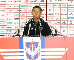会見するアルビレックス新潟の入江徹新監督=6月23日、デンカビッグスワン