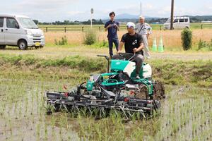 田んぼの雑草を取り除く水田除草機=阿賀野市笹神地区