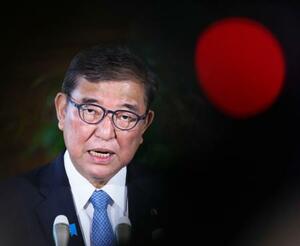 記者団の取材に応じる石破首相=5日午前、首相官邸