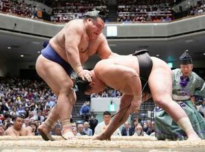 高安(左)が上手投げで豊昇龍を破る=両国国技館