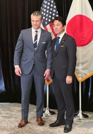 ヘグセス米国防長官(左)との会談に臨む小泉防衛相=30日、シンガポール(共同)