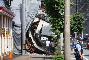 解体工事中の建物が倒壊した現場=15日午後3時31分、福岡県久留米市