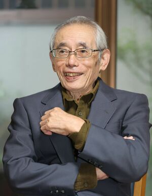 数多く残る古文書を読み解き、成果を発信した大場喜代司さん=2022年10月、村上市片町の自宅