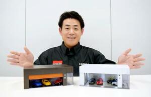 　「トミカ５５周年の大人向け商品ではドリフト走行を再現するターンテーブルも好評です。『白煙』はミストを使っています」と話すタカラトミーの本河明広さん＝東京都葛飾区