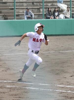代打で2点適時打を放った開志学園の江口悠希=新発田市五十公野