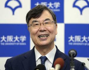ノーベル生理学・医学賞の受賞が決まり、記者会見で笑顔を見せる大阪大の坂口志文特任教授=2025年10月6日、大阪府吹田市