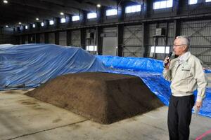 福島県大熊町の一時保管施設に置かれた除染土=2月