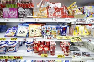 売り場に並ぶチーズ、乳製品など=2022年、東京都練馬区のスーパー「アキダイ」