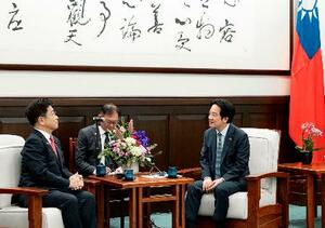 　１５日、台北で会談する加藤前財務相（左）と台湾の頼清徳総統（総統府提供・共同）