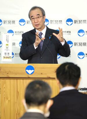 定例会見で、記者の質問に答える花角英世知事=1月23日、新潟県庁