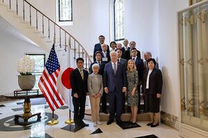 グラス駐日米国大使夫妻(前列中央)と面会する曽我ひとみさん(同右)や横田早紀江さん(同左から2人目)ら=15日、東京(在日米国大使館提供)