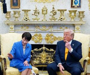 　ホワイトハウスで会談する高市首相（左）とトランプ米大統領＝１９日、ワシントン（共同）