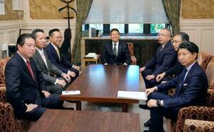 会談に臨む立憲民主党の笠国対委員長(中央)ら野党の国対委員長=8日午前、国会