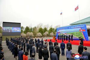 　北朝鮮とロシアを結ぶ自動車通行用の橋建設の起工式。朝鮮中央通信が配信した＝２０２５年４月、北朝鮮・羅先（ロイター＝共同）