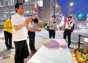 安倍元首相の銃撃事件現場を訪れ、手を合わせる国民民主党の玉木代表(手前)=7日午後、奈良市